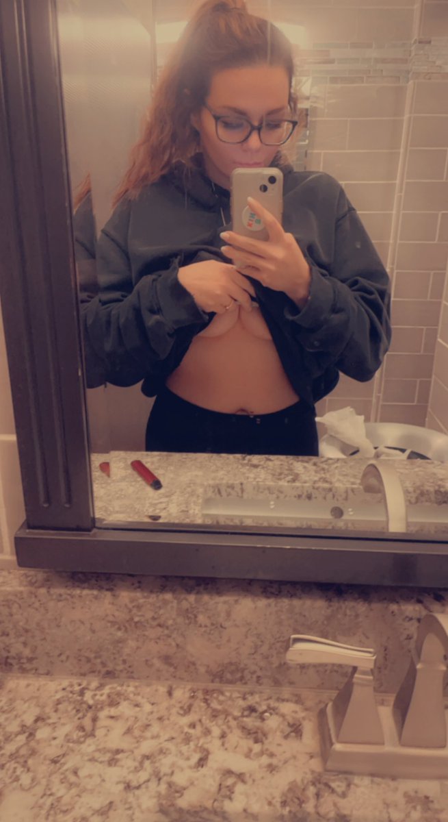samhennn's tweet photo. Work selfie 😘 https://t.co/Rr6AUv1ffw