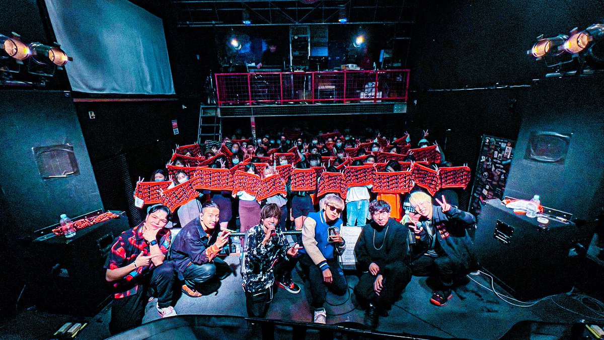 M_D_J_official's tweet photo. 11/23(WED)
#MDJ全国ツアー2022 三重公演
@四日市CLUB CHAOS

featuring ゲストで

TakU from AILACHIC
@RioT1106 @AILACHIC 
そして、
サプライズで
FUMAさん @Fuma01_ が
出演してくれました👏✨

ありがとうございました！！！

#MDJ #未完成故 #まるで映画の主役みたいな https://t.co/cNM7MH6Lxn