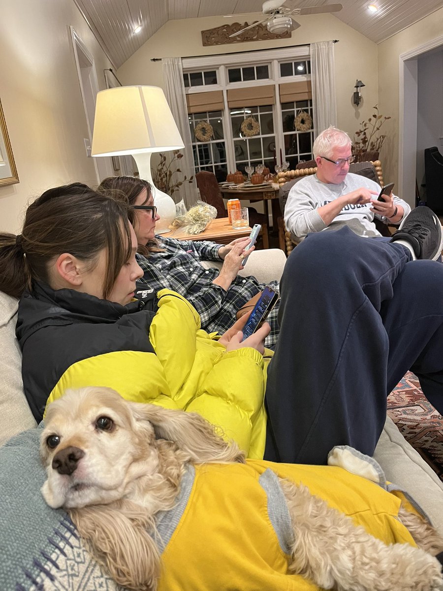 QueenLarz's tweet photo. When you want to spend quality time with your family but they say no, not right now, they’re relaxing https://t.co/HWJvvIXGxV
