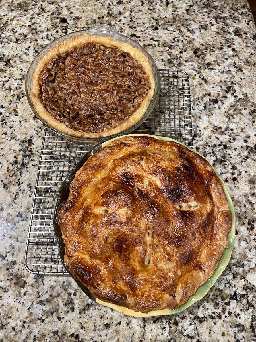 jess824's tweet photo. #happythanksgivingeve #piesfordays #inpiewecrust #youretheappleofmypie #piepunsputmeinagoodalamode https://t.co/NMaYzEqba0
