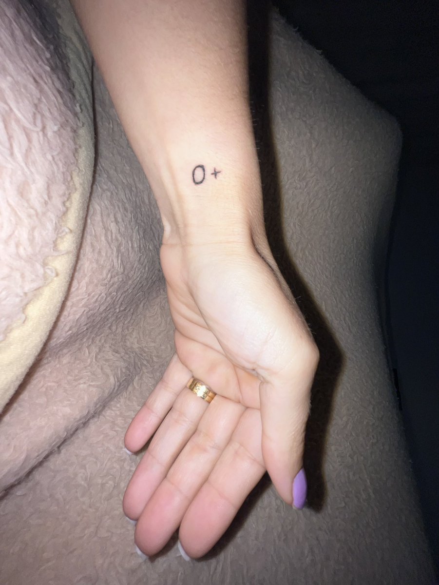 VBeralddo's tweet photo. Já pensaram em tatuar seu tipo sanguíneo?
Se tiver tatuado posta aí. 
#tipagemsanguinea #tiposanguineo #tatuagem #temtatuado https://t.co/cwfXPHbNtM