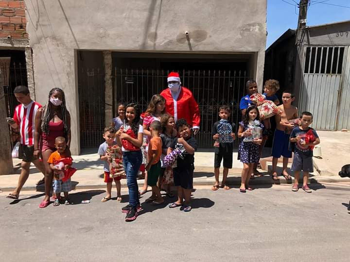 Michael94997502's tweet photo. Vamos caminhando para mais um ano de Natal solidário. 
Esse foi o ano passado atendemos mais de 500 crianças das comunidades de Mauá. 
Você pode nos ajudar doando 
1,real 2,reais qualquer ajuda e muito bem-vinda. 
Nosso pix: Michaelreginaldo@hotmail.com
#Natalsolidario
RT https://t.co/h1VNc48PHF