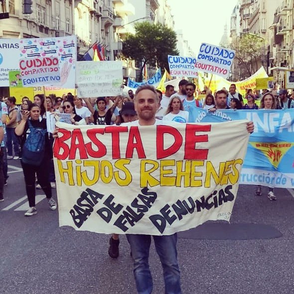 DENUNCIAFALSA_'s tweet photo. Hoy me tocó a mi. 
Soy Pablo, papá de Fran y Benu. 
Nunca me imaginé que iba a marchar pidiendo justicia, pero llevo 3 años sin verlos y el dolor es insoportable, la espera eterna y la impotencia muy grande. 
#infanciacompartida
#bastadehijosrehenes 
#bastadefalsasdenuncias https://t.co/OoJZDVtBSH