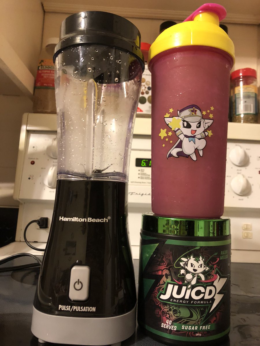 aweedbitoddish's tweet photo. Overly excited about my new mini blender 😆 

The second I got home I had to crank out an @JUICDenergy Razor Melon Slushie!!! :3 

ITS AMAZING!!!! 😍😍😍

Also peep that OG Razor Melon Tub ;3 https://t.co/qELV1Ifji5