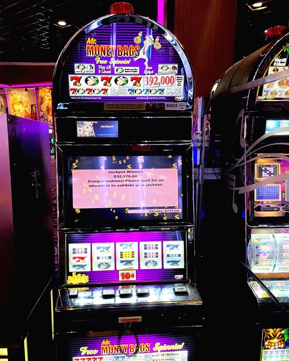 TulsaHardRock's tweet photo. Happy #WinningWednesday! 💰 👔
Mr. Money Bags Free Spinnin' strikes again with a $32,576.60 jackpot! Congratulations to our lucky guest!
#casinojackpot #winning #mrmoneybags #casinowin https://t.co/BaZbPLNw5s