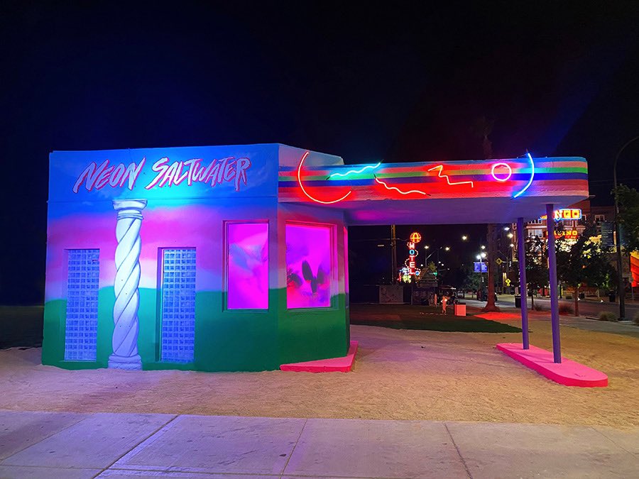 NEON SALTWATER IMAGINES A 1990 OASIS IN LAS VEGAS.

brooklynstreetart.com/2022/11/23/neo… <a href="/neonsaltwater/">Neon Saltwater</a> <a href="/justkidsart/">JUSTKIDS</a> 

Neon Saltwater. “Mystery Cruise 1990” in collaboration with Just Kids. Las Vegas, Nevada. November 2022. (photo © Just Kids)