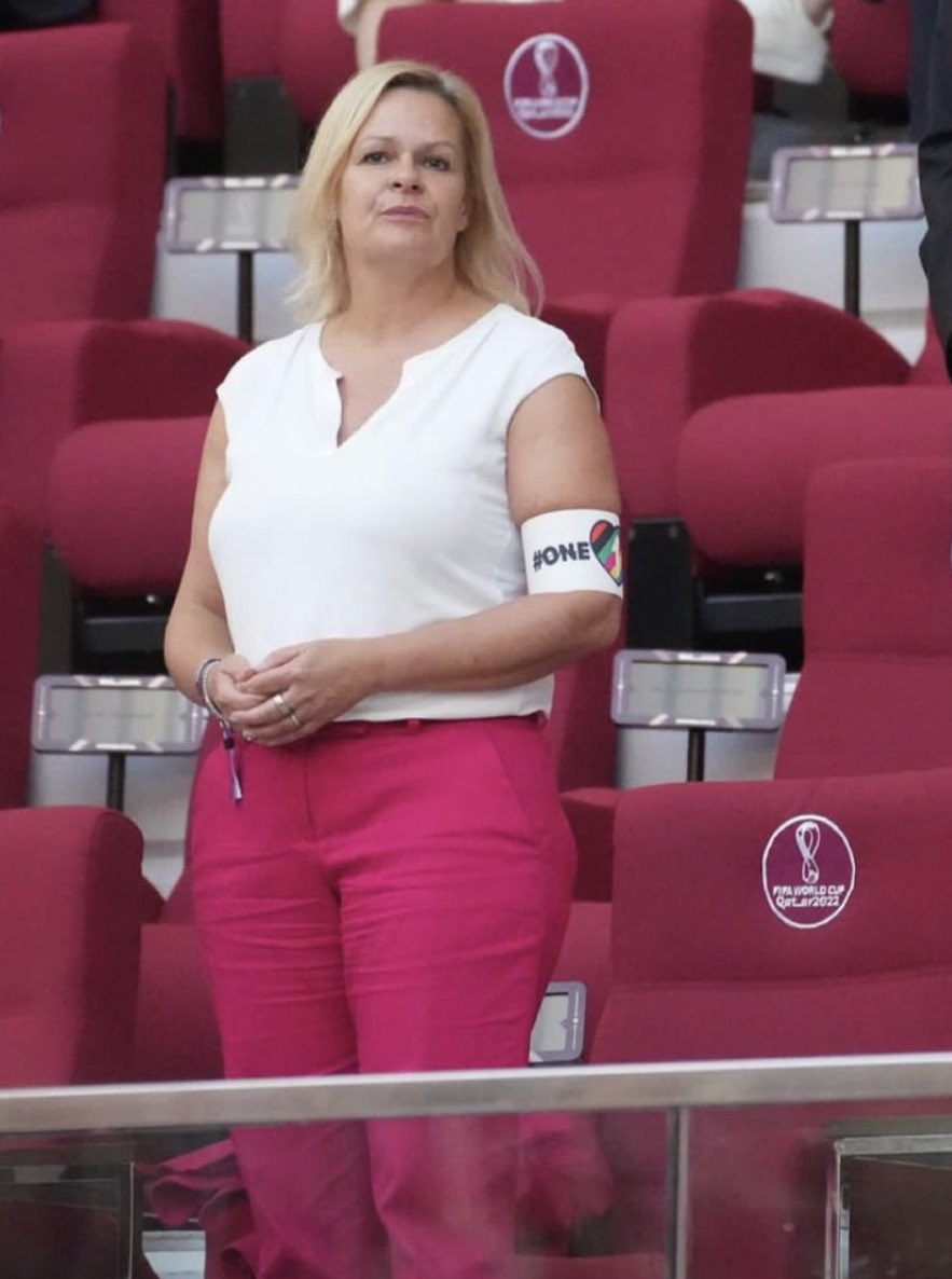 66QataR99's tweet photo. Eines der Wunder und Schande dieses #World_Cup ist es zu sehen, wie eine Innenministerin, die für die Durchsetzung der Gesetze in ihrem Land verantwortlich ist, vorsätzlich gegen die Gesetze eines anderen Landes verstößt!
#Katar2022 https://t.co/LOsogtblVb
