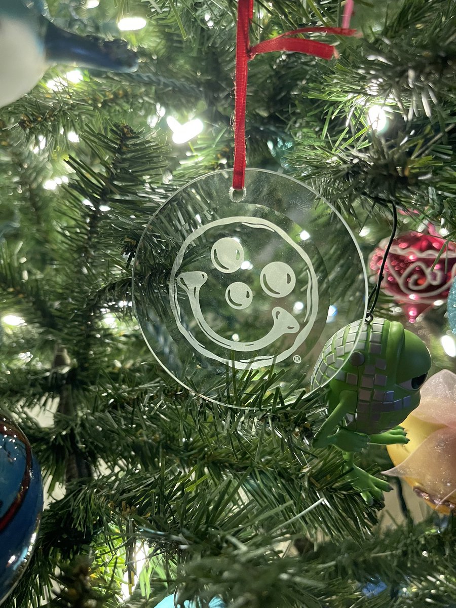 sydneyluzik's tweet photo. @EatnPark Even have a smiley cookie ornament ❤️ https://t.co/ZVHjeBw6ve