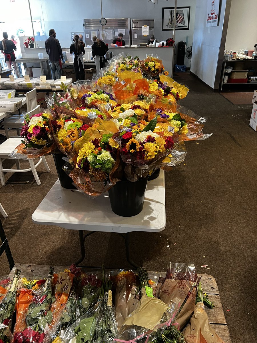 at_bat_nat's tweet photo. Just spent the day helping at Someone Cares Soup Kitchen in Costa Mesa! Got to organize bouquets and serve some food (: https://t.co/aJCgqlxDV3
