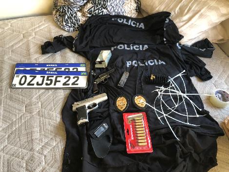 PCERJ's tweet photo. #26DP prendeu um homem acusado de envolvimento em uma quadrilha especializada em roubar cargas e praticar extorsões. Os integrantes do bando usam uniformes e distintivos semelhantes aos da #PM para praticar os delitos.
Saiba mais 👉 https://t.co/uLq8RM4AqC https://t.co/ohbMVCdSSx
