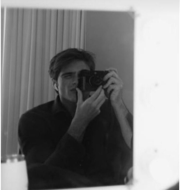 𝐓𝐇𝐄 𝐀𝐑𝐓.        —        𝐓𝐇𝐄 𝐀𝐑𝐓𝐈𝐒𝐓.

un joyeux anniversaire à cette femme qui est mienne et qui porte (littéralement) mon bonheur. ma nouvelle milf attitrée.