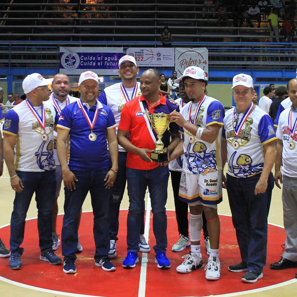 LNDoficial's tweet photo. El Equipo Mineros de Cotui recibe la #CopaInapa de manos del Comisionado de la Liga Nacional de Desarrollo, José “Maita” Mercedes.

#LaLigaRegionNordeste #LaLigaDeLasOportunidades #basketball #BasketDominicano #baloncestodominicano #U22 #LNDRDOficial #ln… https://t.co/qf7UjX5rOl https://t.co/gaJjOaBwGj