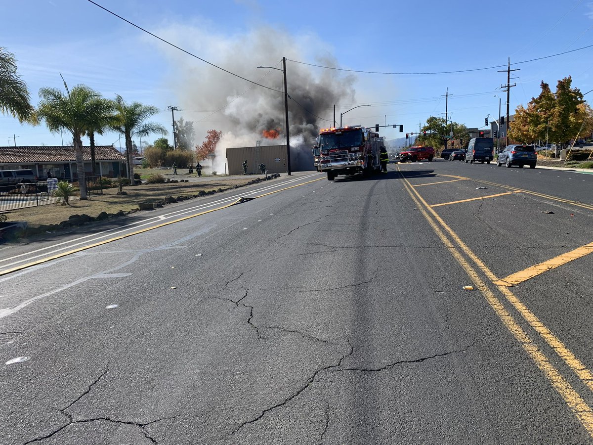 AlamedaCoFire's tweet photo. Today ACFD’s Truck 20 assisted LPFD with an abandoned structure fire at Portola Avenue and First Street in Livermore, CA. 

Excellent work by both agencies. 
#ALCOFIRE #ACFD #LPFD @LPFDFirefighter @alcofirefighter https://t.co/sufoE6Ch8p