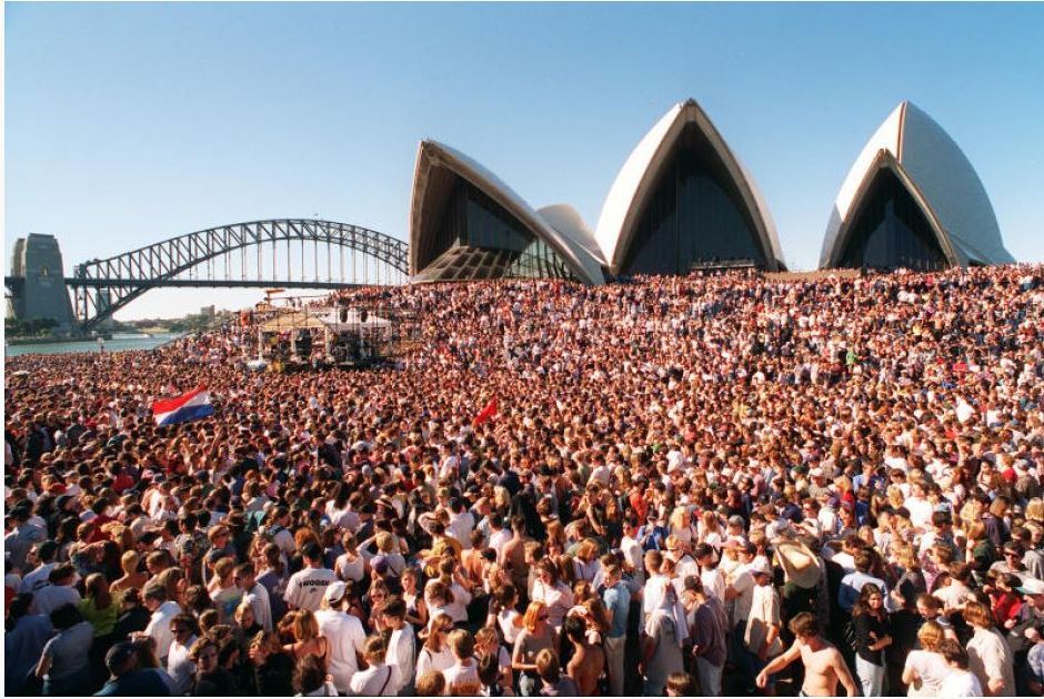 #OnThisDay in 1996: Over 100,000 fans gathered on the forecourt to farewell Crowded House. This 'Farewell to the World' concert raised funds for the Sydney Children’s Hospital and the National Cord Blood Bank. Were you there? Share your memories with us!