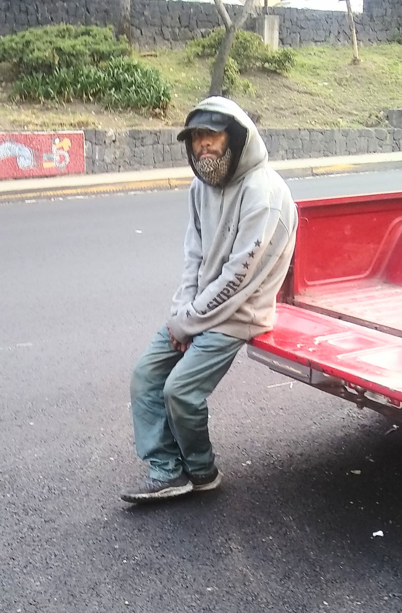 maxgraficos's tweet photo. @RRNoticiasqro Es falso que este sujeto fue culpable, se sabe que fue un chivo espiratorio, hasta ya lo soltaron, la foto es de hoy, trae la misma ropa, ese sujeto no es de los que andan en Tacubaya y ya no se ve que andén investigando, se debe hacer ruido para que no  quede impune el crimen https://t.co/4YB5t0Mkhc