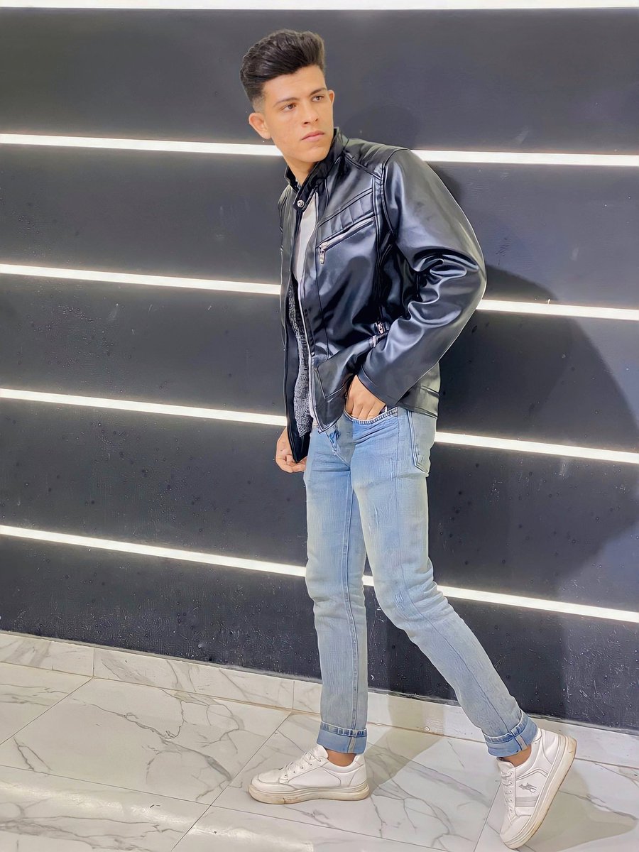 لي عِـزةَ نفسِ تُضَـاهي جَـاهَ المُلـوك . . .😌🤞🏻👑🖤