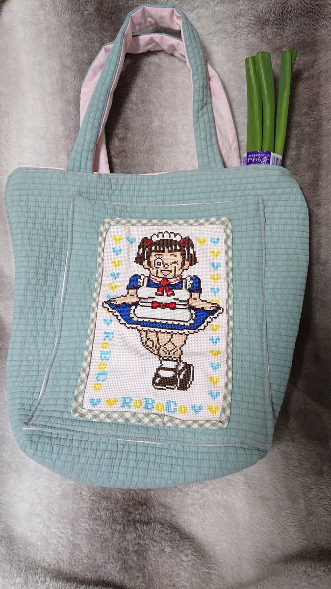 sazanka0505's tweet photo. ようやくロボコちゃんのクロスステッチ完成したので昨日は夜更かししてお買い物BAG作ってなんとか完成しました～！
大きなポケットは週刊少年ジャンプも入るサイズなので、ロボコちゃんが凡人くんと凡人ママにお買い物を頼まれた時にも安心（というイメージで制作）
#僕とロボコ https://t.co/NvZh6rK2xF