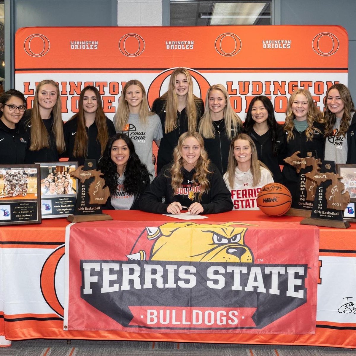 KeelynLaird's tweet photo. It’s official!! Go Bulldogs!!🐶💛❤️ @FerrisWBBall @CoachKurt @ScottCarlson_ @CoachK_Ferris https://t.co/Hy602b5SGy