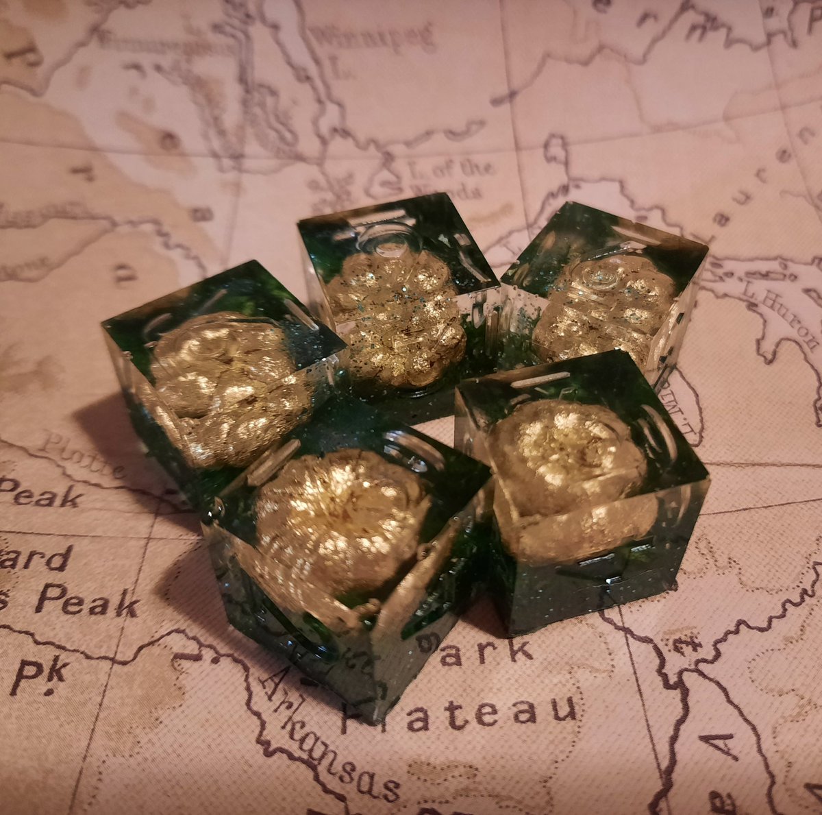 Deadderson's tweet photo. New dice! @OdmWrites @smartcookie727 @WMadien #handmadedice #dnd #ttrpg this is a patch of golden pumpkins! https://t.co/LnwhEiDTIq