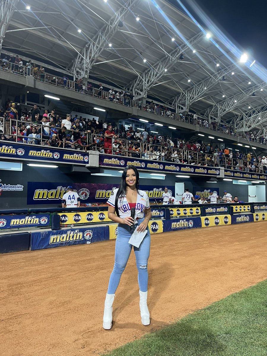 sheskahidalgo's tweet photo. Historia la que estamos viviendo en La Guaira🔥⚾️🦈

Y yo encantada de acompañarlos en la locución interna @tiburones_net 🎤 https://t.co/0h59V64pPx