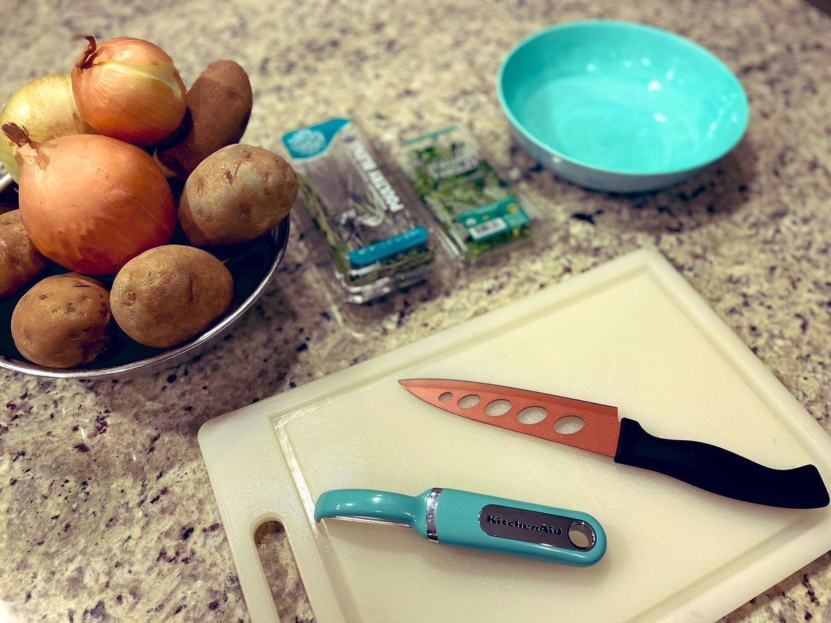 CatherineCaudle's tweet photo. Hardware and workspace prep. Good to go. 🍽️ #Thanksgiving2022 #misenplace https://t.co/KxeKbJhmI4