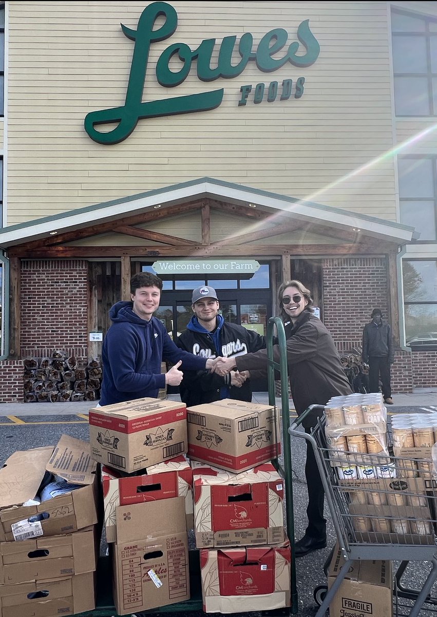 t_buck01's tweet photo. Cougar Footy alumni feeding 60 people through the ⁦@Experience_Fund⁩. I am proud of these young men. ⁦ https://t.co/pDFNo9hQxB