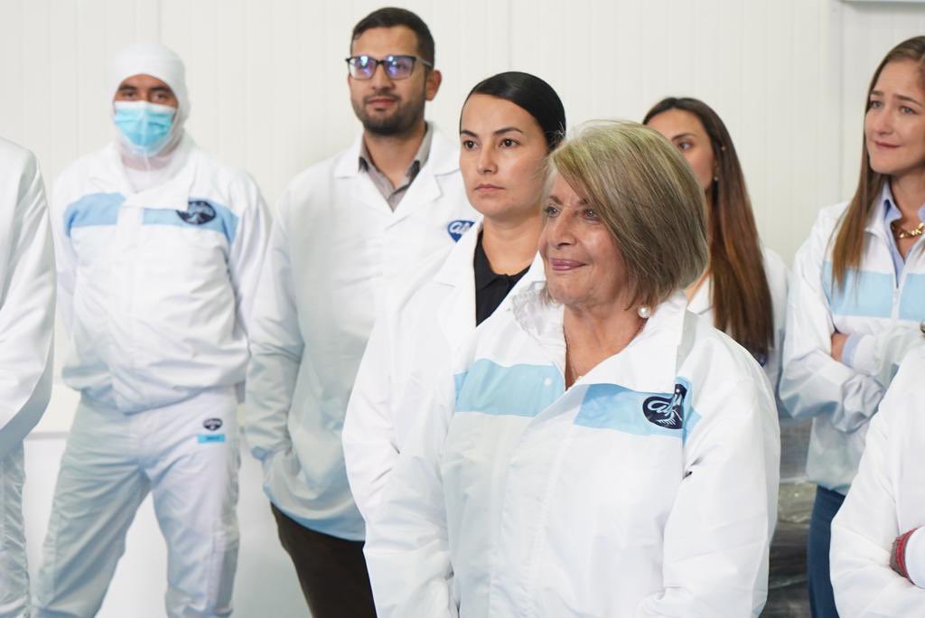 MinAgricultura's tweet photo. La ministra @CeciliaLopezM acompañó la inauguración de la planta pulverizadora de leche de @Alpina en 📍 Sopó, Cundinamarca. 
Este es un logro para que el sector lácteo sea más competitivo. https://t.co/J2ESXqogvF