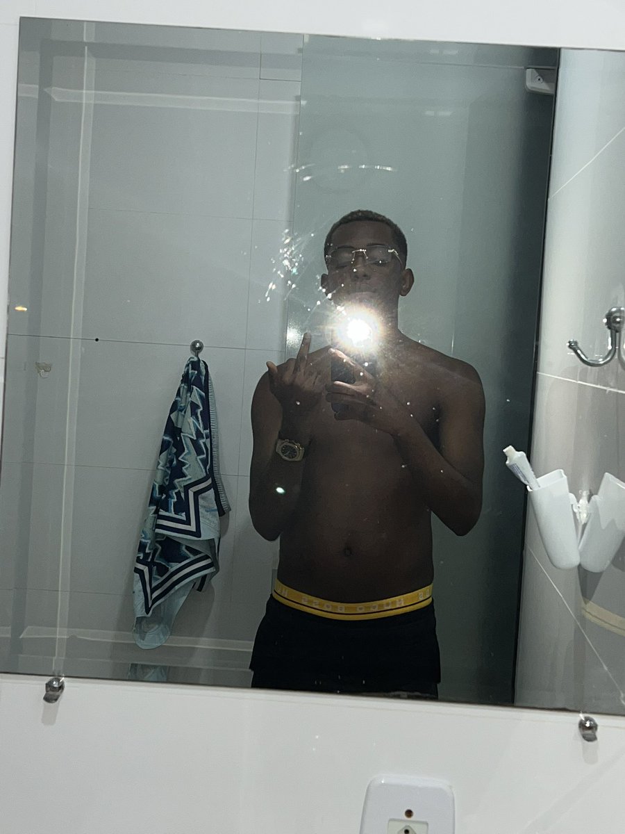 caioluccass's tweet photo. Lente transparente com armação de ouro 🖕🏿🕶️🥇 https://t.co/qdHlErXqjz