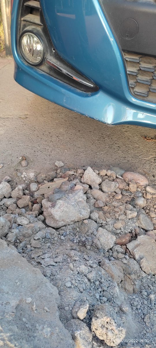denissecm_83's tweet photo. @AguasdelValle gracias a esos escombros hoy choque el auto en la parte delantera, cuando los sacaran? y quien me responde por eso? si ni siquiera se ven ya que están esparcidos por la calle https://t.co/VD6xmtkent