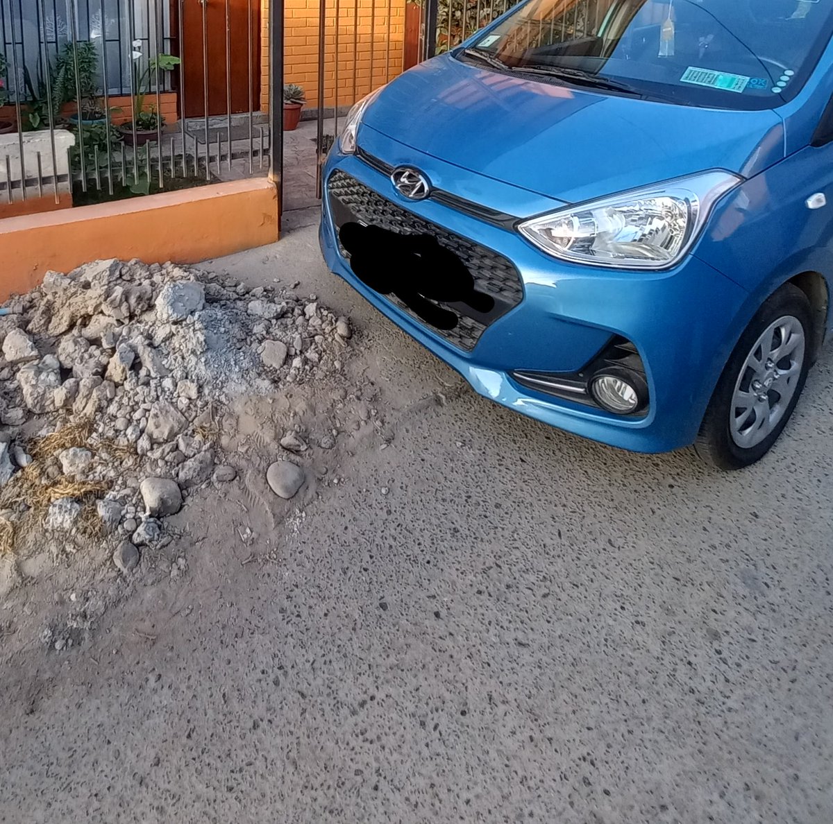 denissecm_83's tweet photo. @AguasdelValle gracias a esos escombros hoy choque el auto en la parte delantera, cuando los sacaran? y quien me responde por eso? si ni siquiera se ven ya que están esparcidos por la calle https://t.co/VD6xmtkent