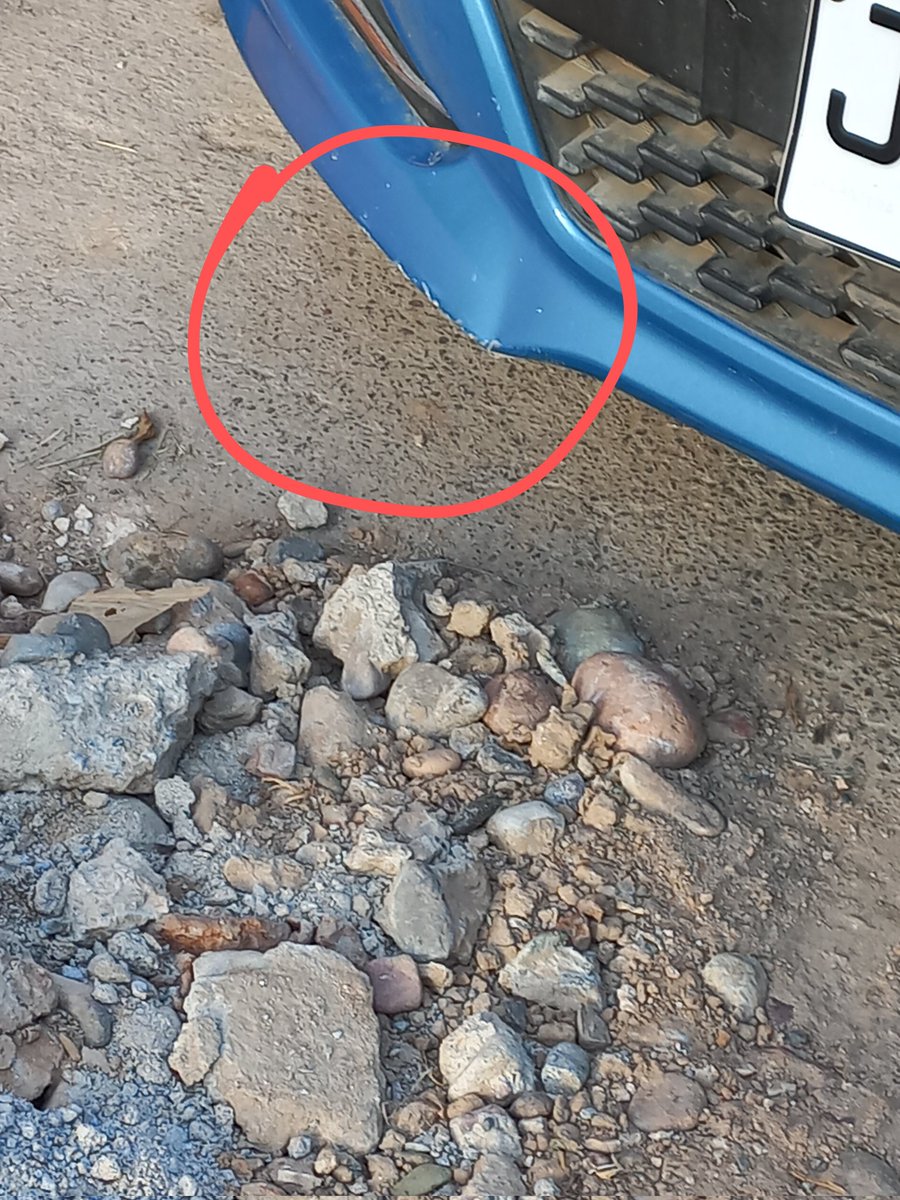 denissecm_83's tweet photo. @AguasdelValle gracias a esos escombros hoy choque el auto en la parte delantera, cuando los sacaran? y quien me responde por eso? si ni siquiera se ven ya que están esparcidos por la calle https://t.co/VD6xmtkent