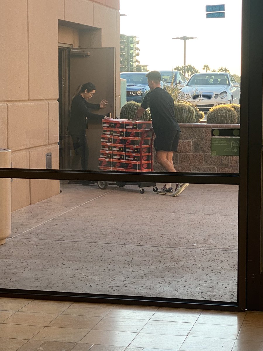 yng_gouda's tweet image. @footlocker I see y’all still allow your locations to back door pairs to resellers. This was at the Scottsdale Fashion Square location. @SoleRetriever
