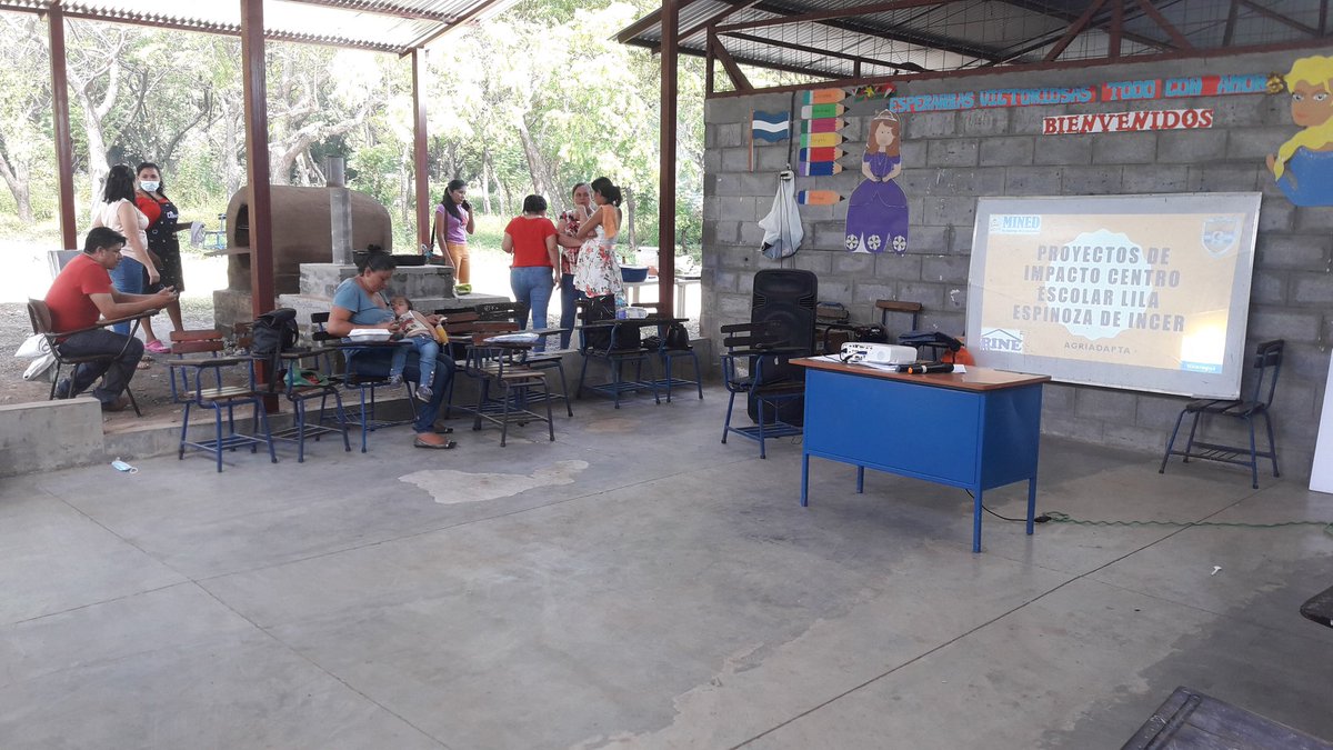 Ambiente de alegría. Y felicidad en estos momentos en nuestro centro escolar lila Espinoza De Incer previa a la ingnaguracion de dos grandes proyectos fogón y horno artesanal y corral de gallinas ponedoras somos lila incer Teustepe #UnidosVencemosVenceremos