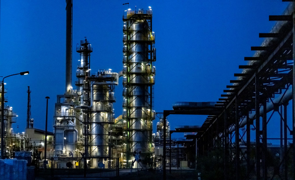 arabnews's tweet photo. European Union governments has failed to reach a deal at what level to cap prices for #Russianoil and will resume talks on Thursday or Friday, #EU diplomats say. #Oilcap https://t.co/XLtucusVQr https://t.co/lwfetqL9d9