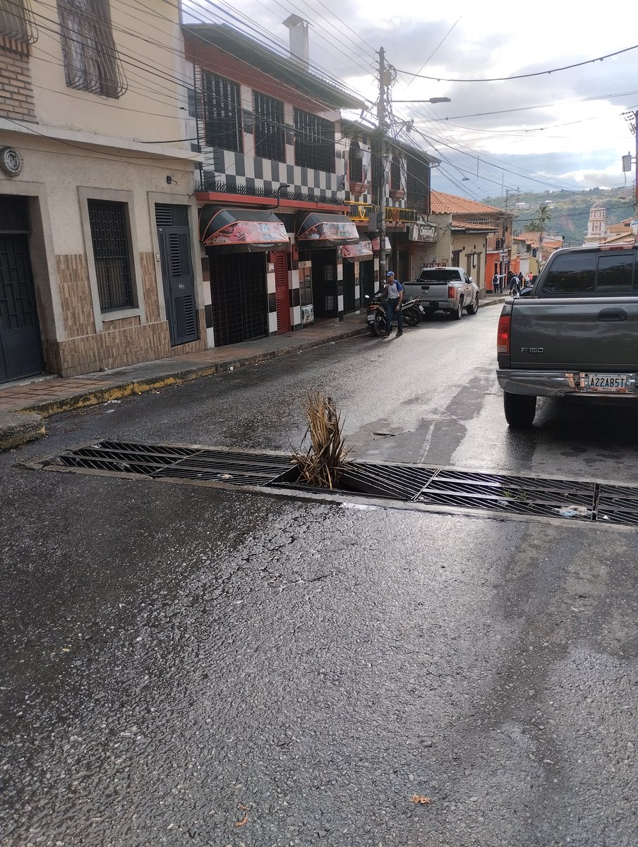 WILLIAMCEBALLOS's tweet photo. #alcantarilla ubicada en la Av Fernández Peña frente al Grupo escolar #CampoElías #Ejido #Merida
el llamado a las autoridades, 
No esperen que un #Niño caiga allí para reparar,
los carros se han dañado @AlcaldiaCampoE #23Noviembre nos merecemos un Buen #Vivir #Desgraciadas #Paz https://t.co/A8Z6QPuJGP