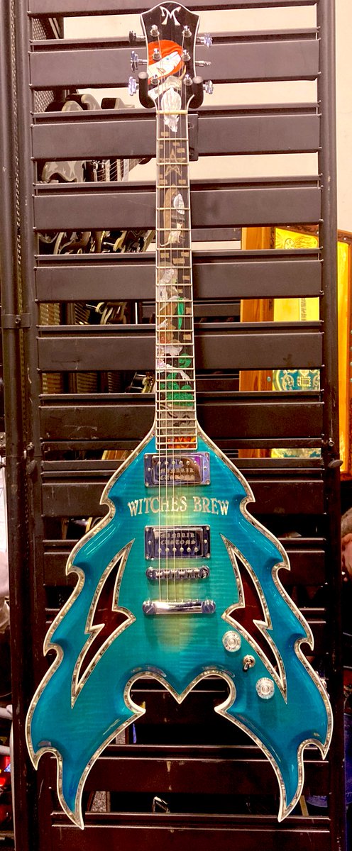 GuitarGavel's tweet photo. Minarik Witches Brew, perhaps one of the most exquisite guitars I’ve seen in person. https://t.co/yUwXdV00Ww