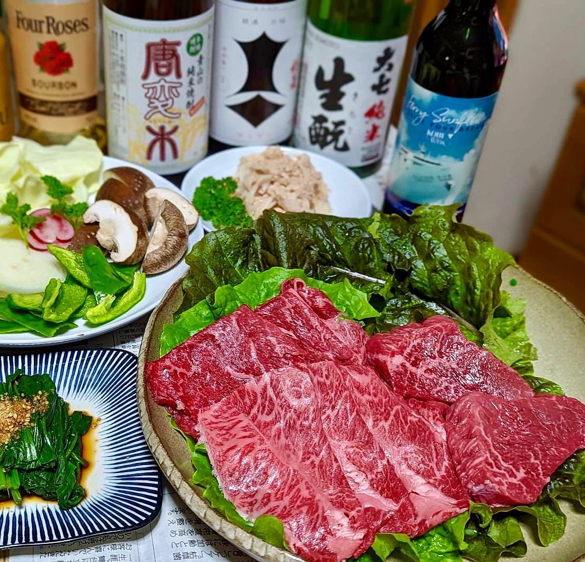 chiko1960chan's tweet photo. サッカー日本代表勝ったね㊗️  凄い、おめでとう🎊　肉食って元気をつけて応援して良かった😊
サンチェが育ってきたよ👍
#晩酌　#おやじ飯　#家飲み　#唐変木 https://t.co/pYFl2Ia1AE