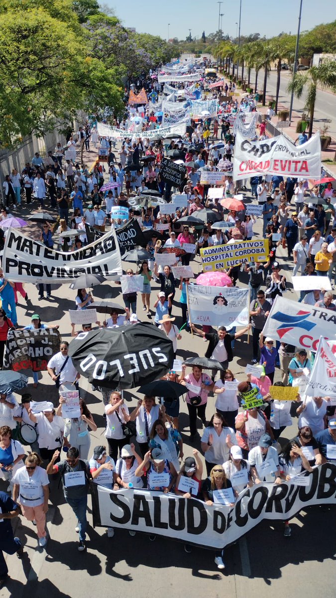 MedicosCivil's tweet photo. #Cordoba 
#SaludEnCrisis

Hoy! 
Masiva e Imponente Marcha del personal de Salud en reclamo de sueldos Dignos
 https://t.co/ZKruGSQlEp https://t.co/O8cziSRcBZ