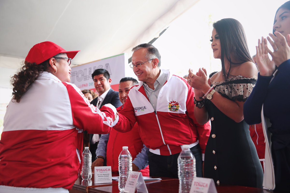 RaymundoMC's tweet photo. Los servidores públicos son el corazón del Ayuntamiento de @TolucaGob, con su trabajo diario hacemos presencia en cada lugar de la capital. Hoy tengo el gusto de entregar uniformes deportivos a nuestro equipo Sección Suteym Toluca, para fomentar el deporte y la sana convivencia. https://t.co/FeJ3AYpHGm