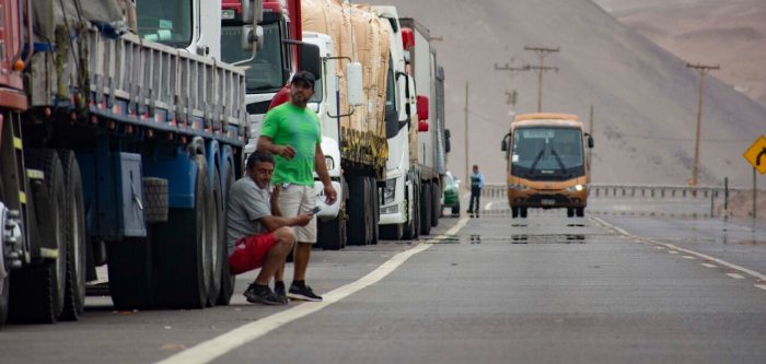 elmostrador's tweet photo. Director de cine denuncia que camioneros le solicitaron $300 mil para continuar su ruta en el norte del país https://t.co/YfLXN34gy5 https://t.co/9VbU2fscMK