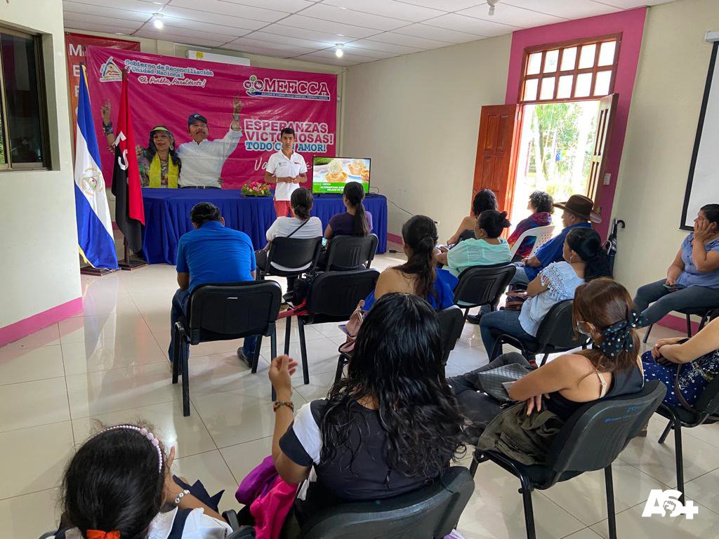 AdelanteSiempr_'s tweet photo. #Nicaragua| El Ministerio de Economía Familiar MEFCCA en Nueva Guinea, Zelaya Central, realizó  fortalecimiento de aprendizaje a protagonistas sobre aplicaciones para contenido en línea y estrategias de ventas.✊🏻🇳🇮🔴⚫📝🖥️🖱️ https://t.co/OaS4WfcY5i