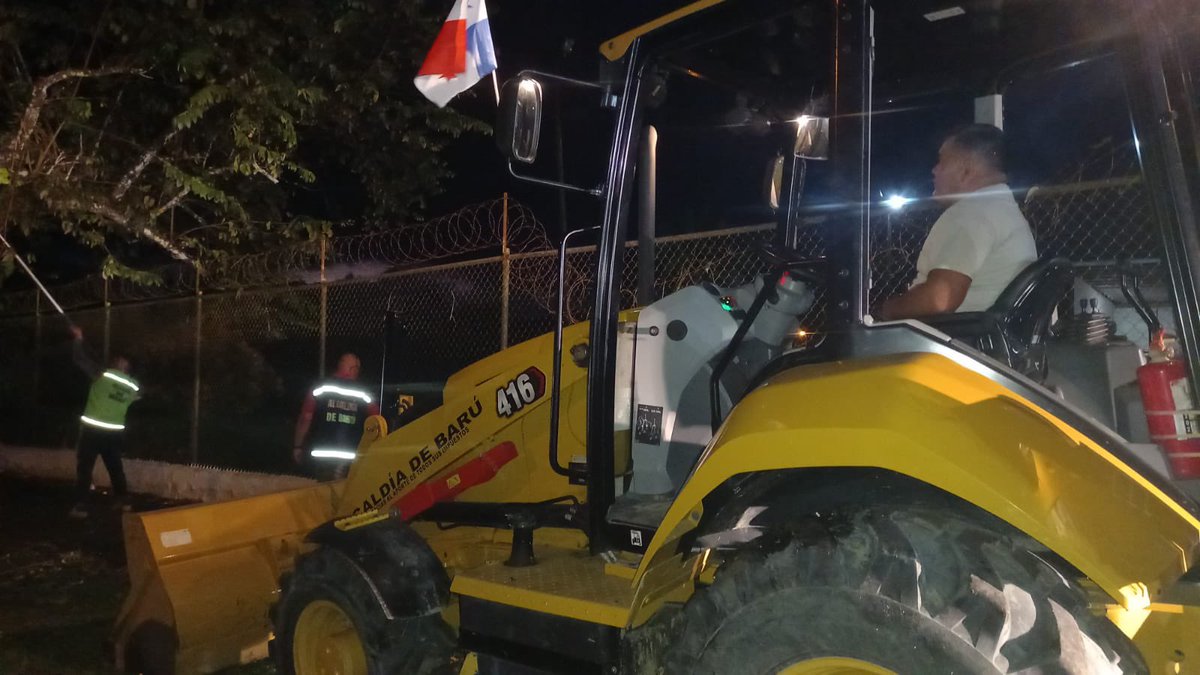AlcaldiadeBaru's tweet photo. #MillaExtra pasada de las 7:00 p.m. de hoy miércoles, equipo de la Alcaldía de Barú, realizan trabajos de podas de árboles, desde la ESPA, hacia la ciudad de Puerto Armuelles. Nuestro objetivo es brindar una imagen diferente para quienes nos visiten. https://t.co/Fc7mcJtbgr