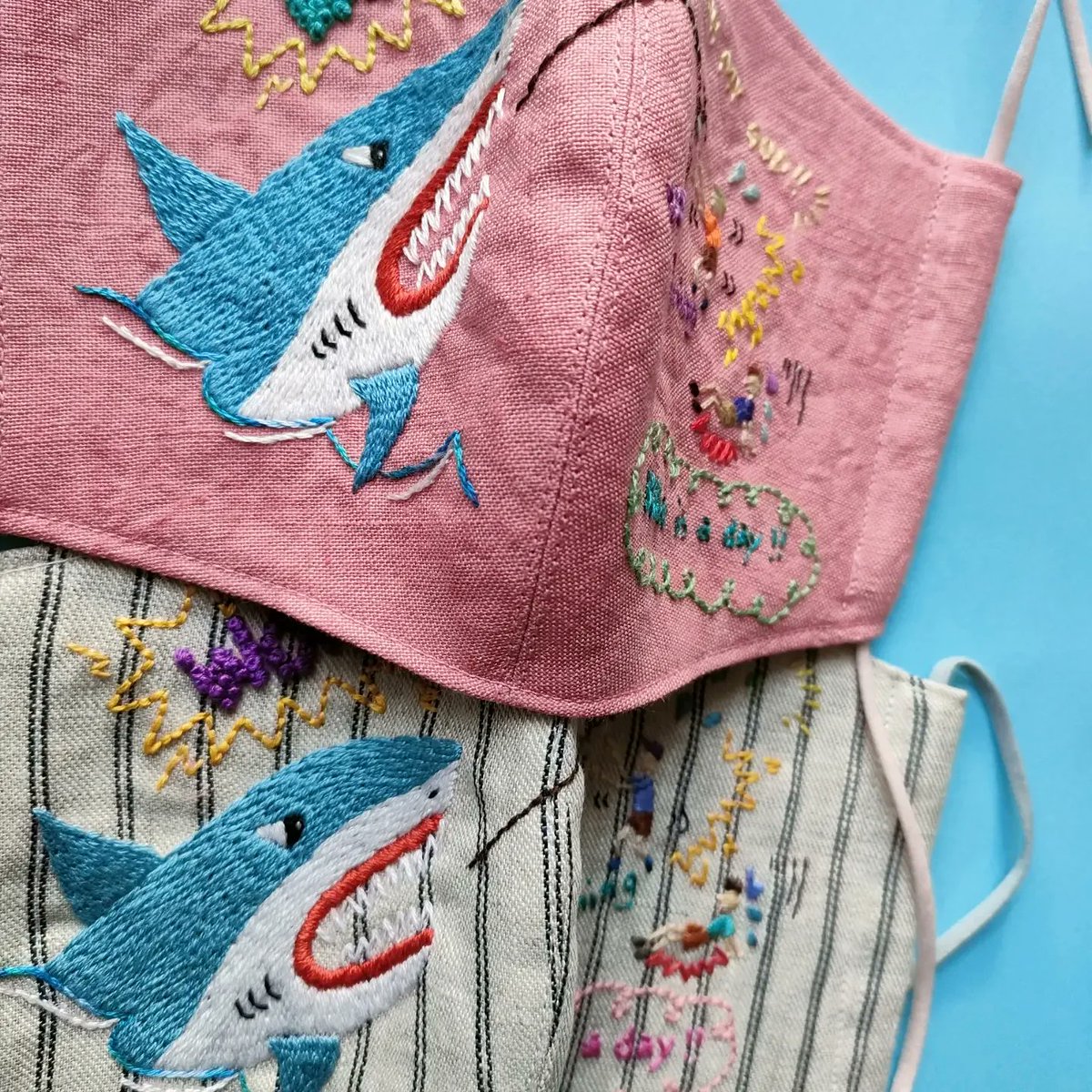 RainbowMarket1's tweet photo. 久しぶりのサメマスク
サメの裏側もサメなんです.:*♡
#ハローサーカス #hellocircus #刺繍マスク #サメ #札幌 #creema札幌店 #札幌駅 #RainbowMarket https://t.co/FaW0r5UpC1
