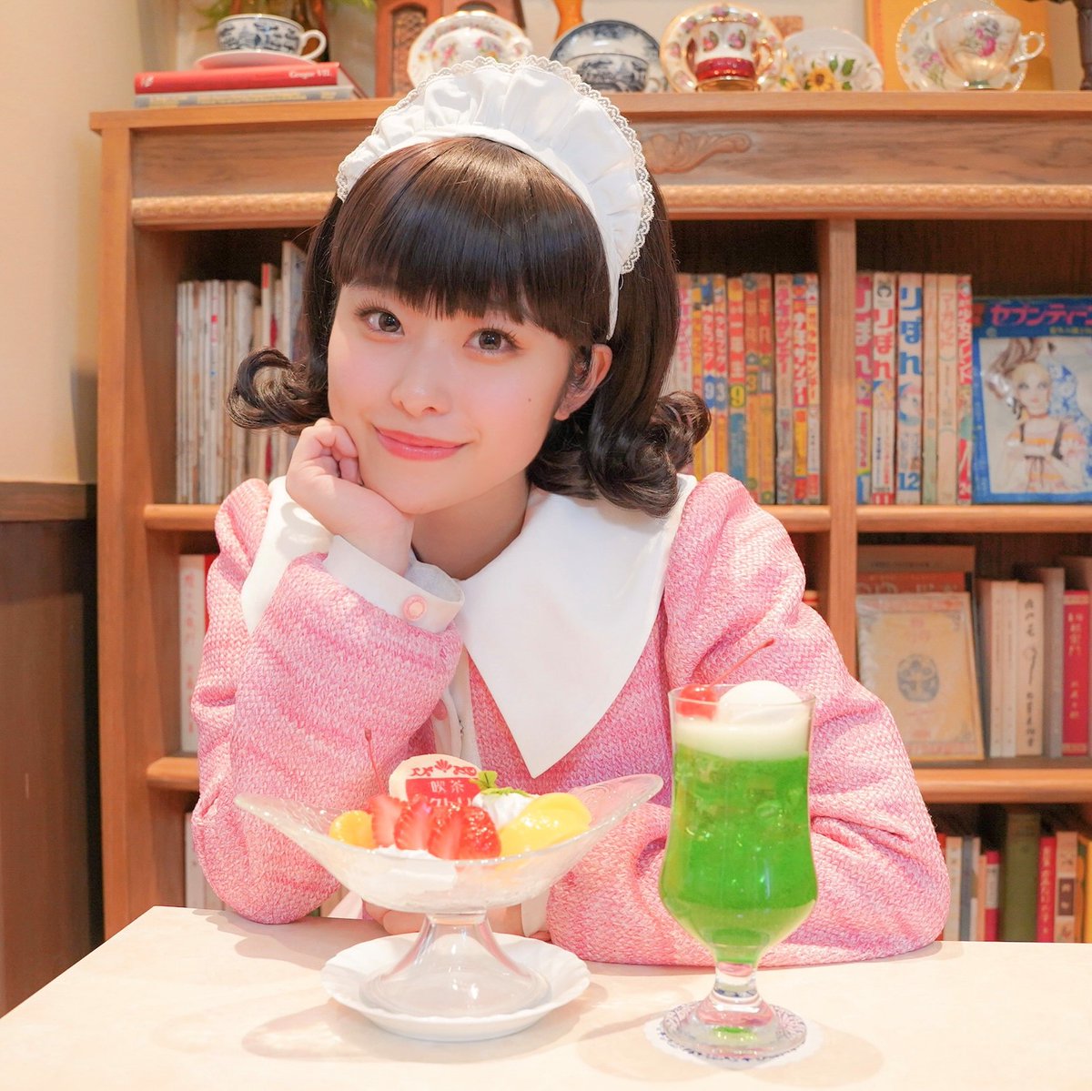 商店街のマドンナ✨ 七色薫 🎀 ＼ 喫茶店の看板娘「かおるちゃん」は