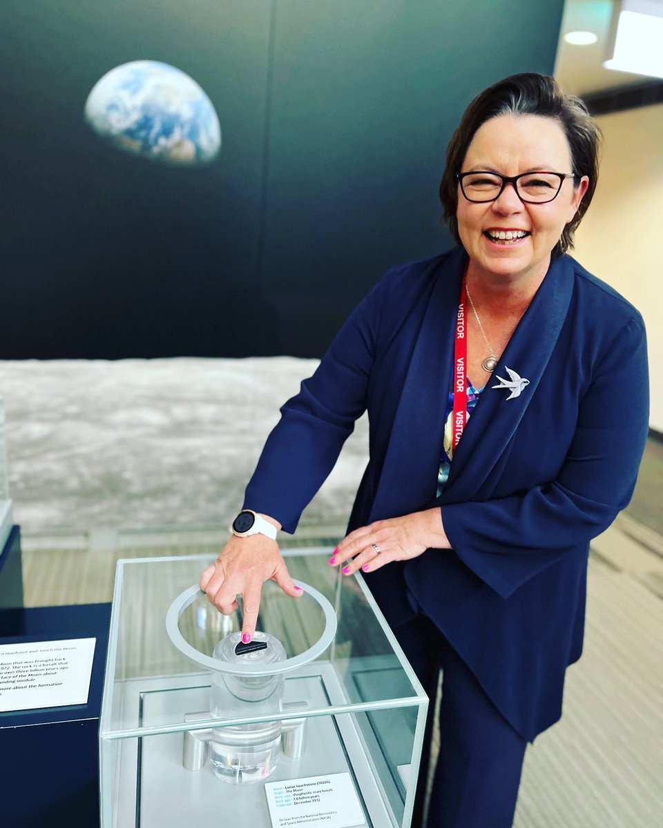 MadeleineMHKing's tweet photo. I touched the moon 👇🏽🌓

And I formally opened the new laboratory of @GeoscienceAus alongside CEO Dr James Johnson and the amazing team at #geoscience 

These new labs provide important &amp; enduring capacity to the national agency that discovers what Australia is made of 👏👏👏 https://t.co/nAIpvEElkZ