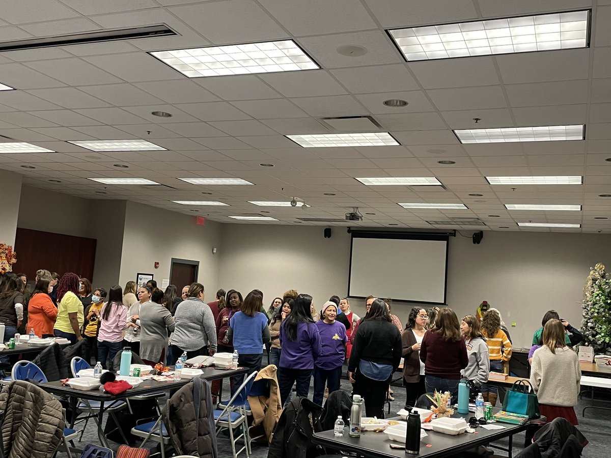 JillZapta's tweet photo. So grateful for the amazing educators in our bilingual department @maywood89 Gracias por todo de lo que hacen cada día! #D89Bilingual #D89AlwaysLearning https://t.co/HPXELEFE7O