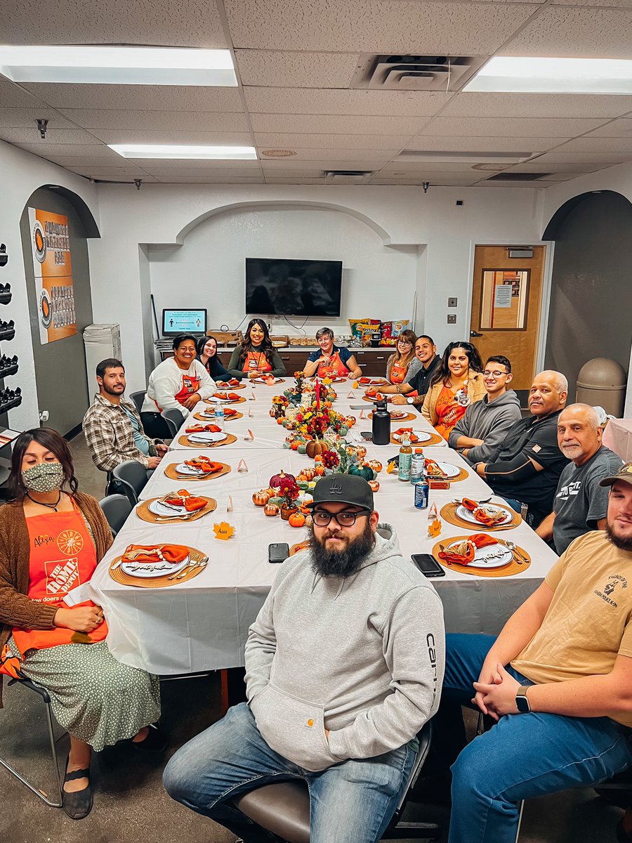 sm_jasminmarie's tweet photo. #6952 Thanksgiving 2022 - this team continues to amaze me. Sky’s the limit. #homedepot #pacsouth #d171 #trendingorange #leaderbehaviors #Leadership https://t.co/1UeMSWhyE2