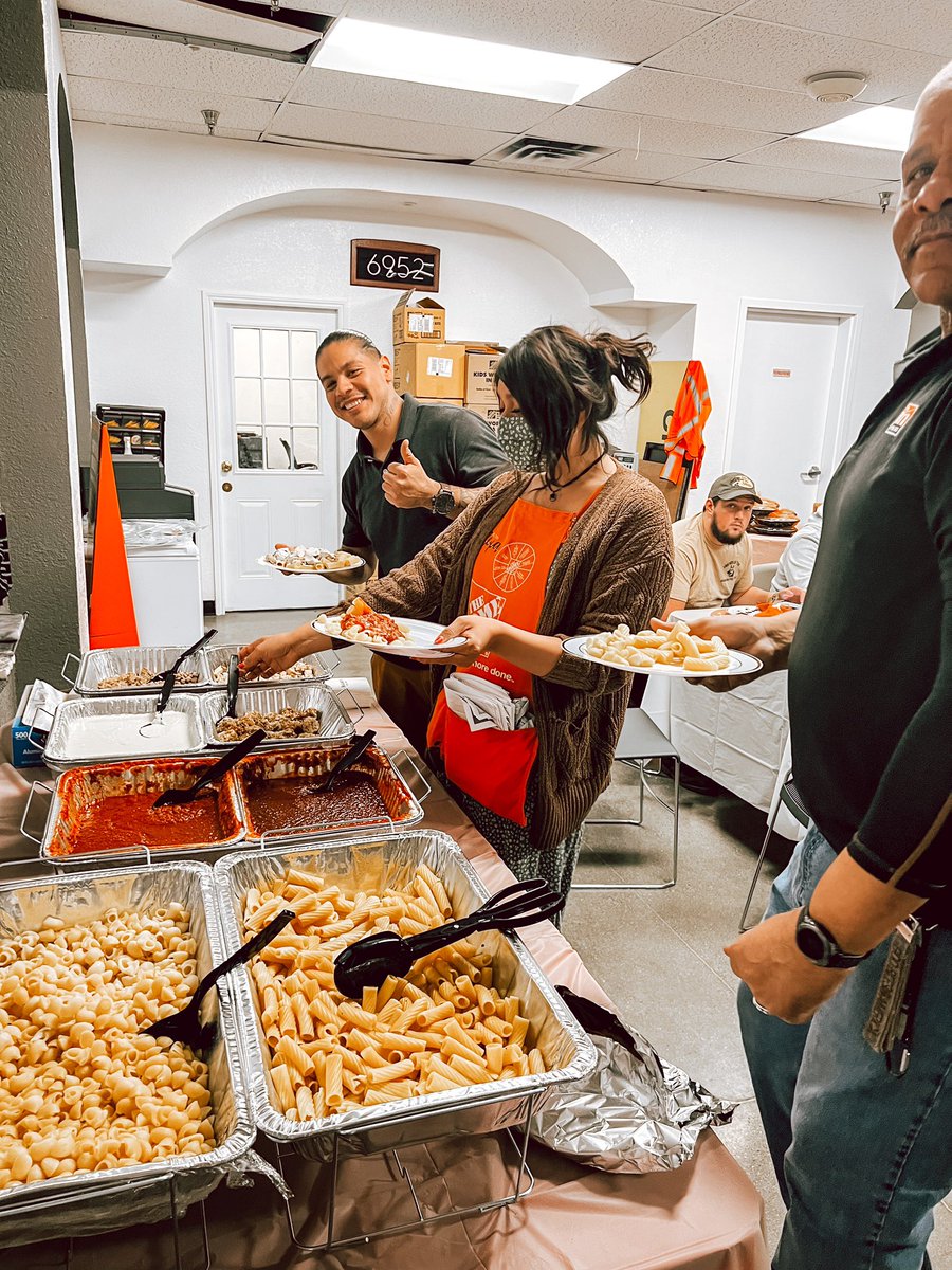 sm_jasminmarie's tweet photo. #6952 Thanksgiving 2022 - this team continues to amaze me. Sky’s the limit. #homedepot #pacsouth #d171 #trendingorange #leaderbehaviors #Leadership https://t.co/1UeMSWhyE2