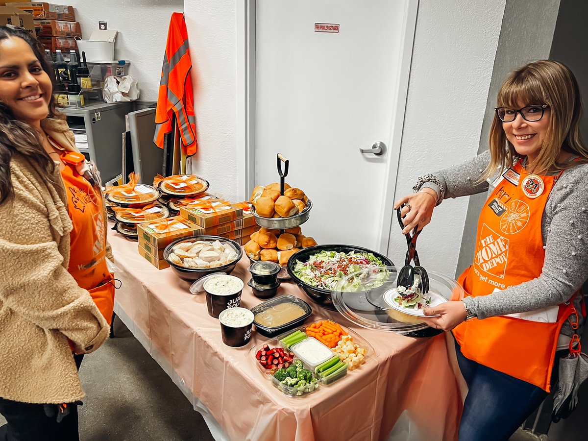 sm_jasminmarie's tweet photo. #6952 Thanksgiving 2022 - this team continues to amaze me. Sky’s the limit. #homedepot #pacsouth #d171 #trendingorange #leaderbehaviors #Leadership https://t.co/1UeMSWhyE2