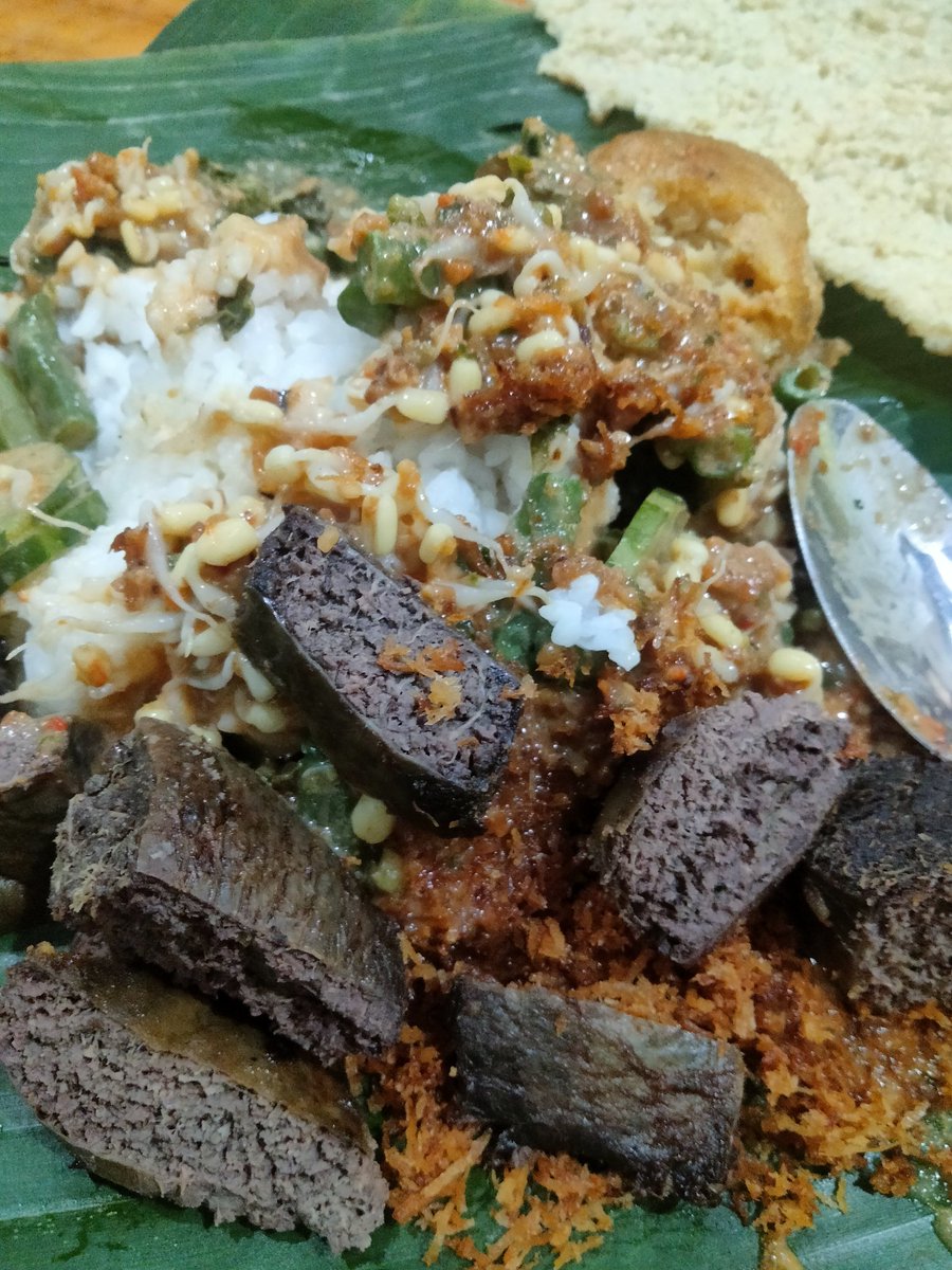 erickk_004's tweet photo. Bagi pecinta kuliner Madiun dikenal dgn nasi pecelnya. Ada satu rumah makan di tengah kota Madiun yg terkenal dgn sajian nasi pecelnya, yaitu Depot Nasi Pecel 99. Rumah makan ini selalu dikunjungi sama banyak pejabat dan artis ternama. https://t.co/NULWSCiLM0
